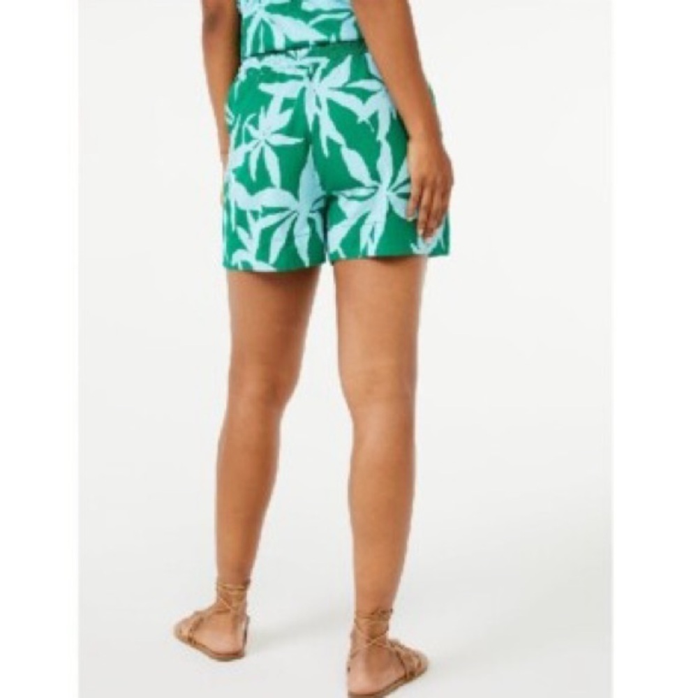 Green Leaf Print Women’s Shorts - Picture 2 of 8